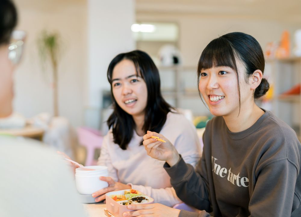 友達と笑顔で会話する女性