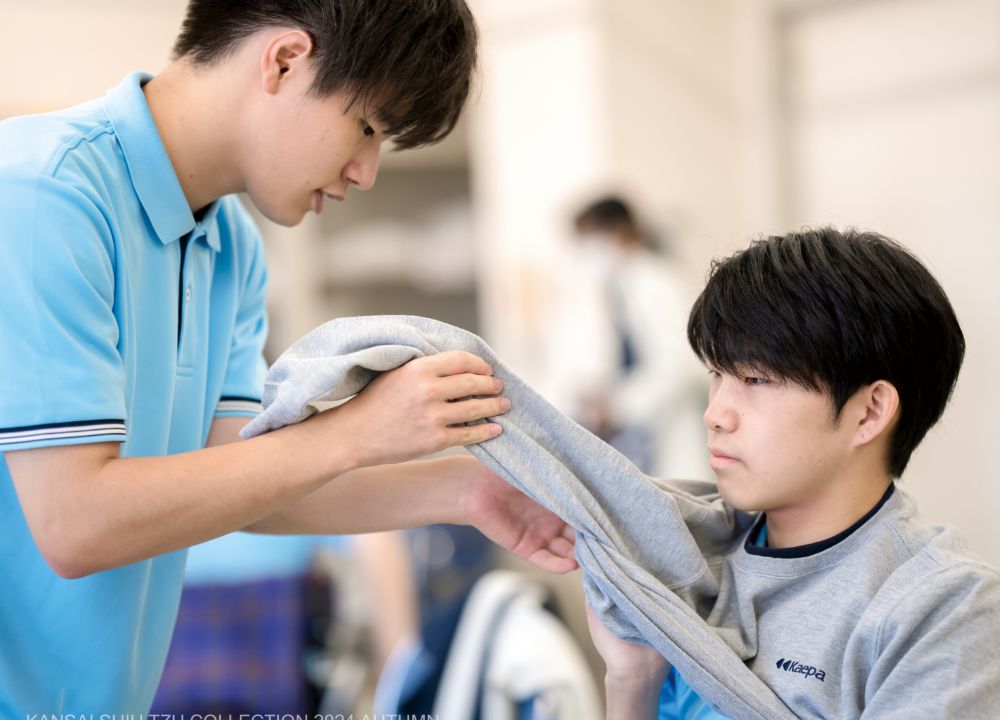 介護実習をする学生