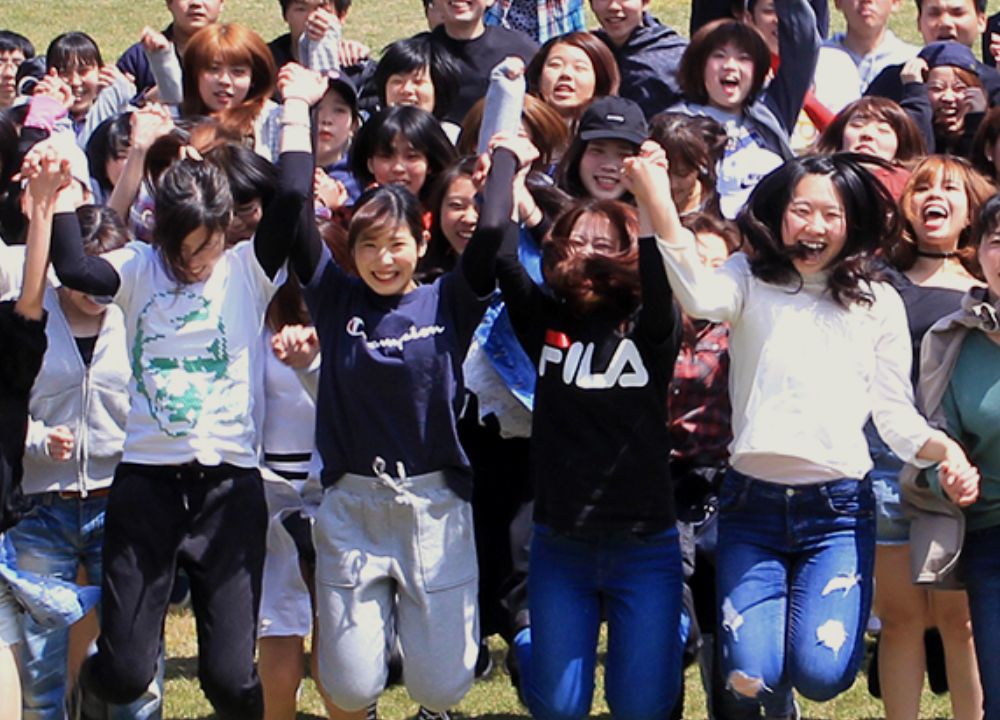 介護実習をする女性